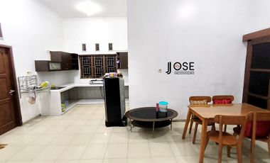 Rumah Luas Bagus 2 lt di Sumber dekat Jalan Raya Manahan Solo Kota