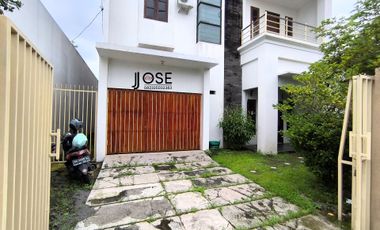 Rumah Luas Bagus 2 lt di Sumber dekat Jalan Raya Manahan Solo Kota