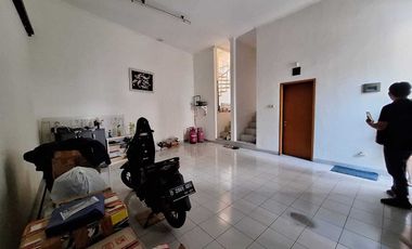 Dijual Rumah mewah Hoek di Setraduta