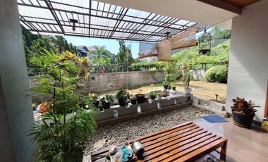 Dijual Rumah mewah Hoek di Setraduta