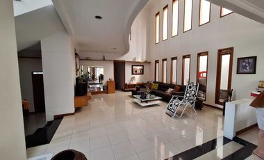 Dijual Rumah mewah Hoek di Setraduta