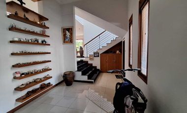 Dijual Rumah mewah Hoek di Setraduta