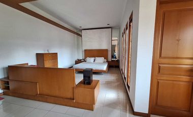 Dijual Rumah mewah Hoek di Setraduta