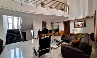 Dijual Rumah mewah Hoek di Setraduta