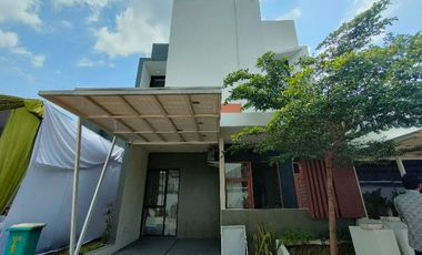 10 Juta punya Rumah Industrialis ada Private Pool dan Solar Panel