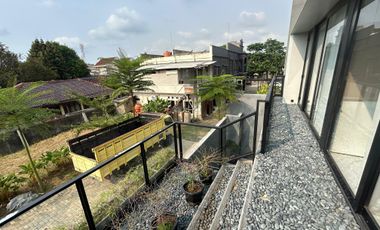 Rumah 3 Lantai full furnished+mini swimming pool dikota jakarta Timur