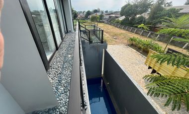 Rumah 3 Lantai full furnished+mini swimming pool dikota jakarta Timur