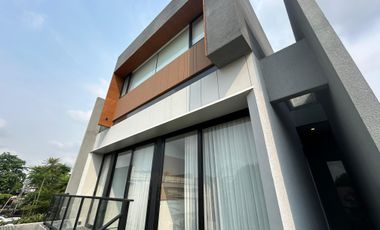 Rumah 3 Lantai full furnished+mini swimming pool dikota jakarta Timur