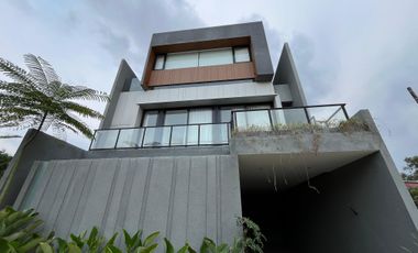 Rumah 3 Lantai full furnished+mini swimming pool dikota jakarta Timur