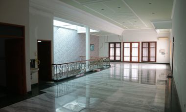 Disewakan rumah usaha nol jln raya Merr 2lt