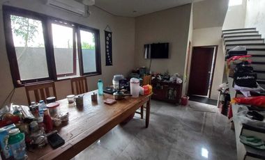 Rumah Mewah Posisi Hook di Gatot Subroto Barat