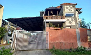 Rumah Mewah Posisi Hook di Gatot Subroto Barat