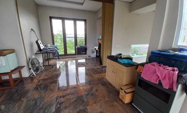 Rumah Mewah Posisi Hook di Gatot Subroto Barat