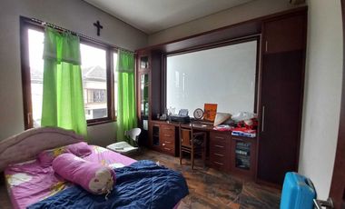 Rumah Mewah Posisi Hook di Gatot Subroto Barat