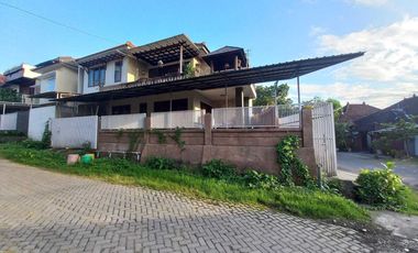 Rumah Mewah Posisi Hook di Gatot Subroto Barat