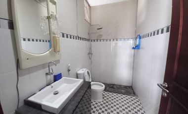 Rumah Mewah Posisi Hook di Gatot Subroto Barat