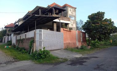 Rumah Mewah Posisi Hook di Gatot Subroto Barat