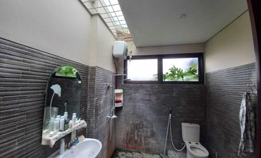 Rumah Mewah Posisi Hook di Gatot Subroto Barat