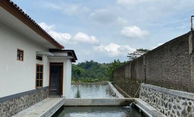 Villa Asri Plus Kolam Ikan View Pegunungan di Kiarapedes Purwakarta