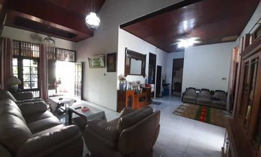 Dijual Rumah Asri Dengan Halaman Luas di Jaka Permai