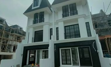 Rumah Classic 3 Lantai Kualitas Bata Merah dekat Pondok Indah