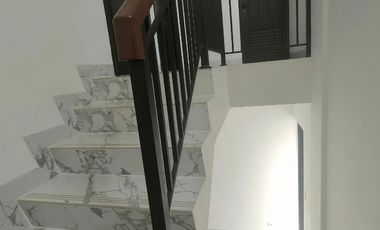 Rumah Classic 3 Lantai Kualitas Bata Merah dekat Pondok Indah