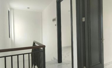 Rumah Classic 3 Lantai Kualitas Bata Merah dekat Pondok Indah