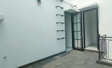 Rumah Classic 3 Lantai Kualitas Bata Merah dekat Pondok Indah