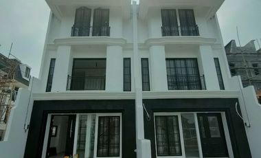 Rumah Classic 3 Lantai Kualitas Bata Merah dekat Pondok Indah