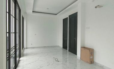 Rumah Classic 3 Lantai Kualitas Bata Merah dekat Pondok Indah