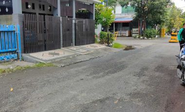 Disewakan Rumah 2 Lt lokasi strategis di Ngagel Wasana I Surabaya.