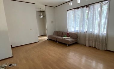 Dijual Rumah 3 lantai di Setraduta