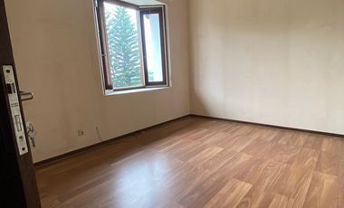 Dijual Rumah 3 lantai di Setraduta