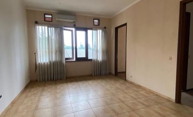 Dijual Rumah 3 lantai di Setraduta