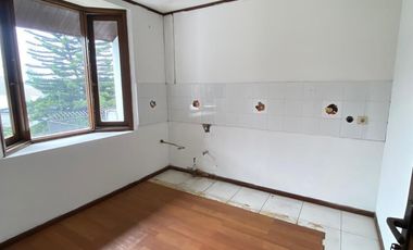 Dijual Rumah 3 lantai di Setraduta