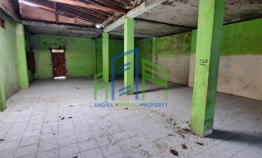 Rumah depan pabrik dan jalan raya di ngaru aru banyudono boyolali