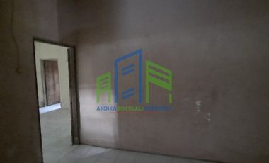 Rumah depan pabrik dan jalan raya di ngaru aru banyudono boyolali