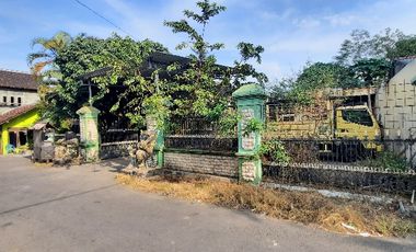 Rumah depan pabrik dan jalan raya di ngaru aru banyudono boyolali