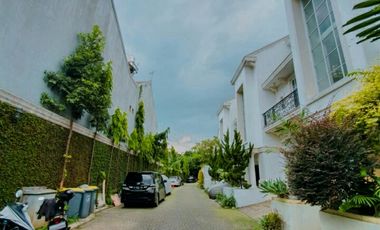 Rumah Klasik Mewah di Cluster dkt Stasiun MRT ada Pool, Cipete, Jaksel