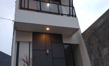 Rumah modern 2 lantai lokasi dipinggir jalan raya dekat tol desari