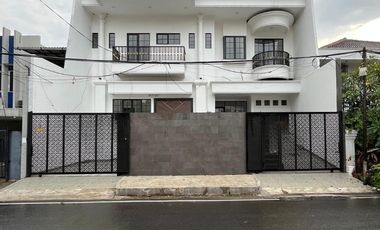 Rumah Baru Mewah 3,5 Lantai di Tomang – LT 313 m², Rooftop Garden, Dekat Tol & Mall