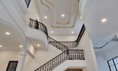 Rumah Baru Mewah 3,5 Lantai di Tomang – LT 313 m², Rooftop Garden, Dekat Tol & Mall