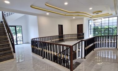 Rumah Baru Mewah 3,5 Lantai di Tomang – LT 313 m², Rooftop Garden, Dekat Tol & Mall