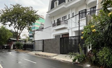 Rumah Baru Mewah 3,5 Lantai di Tomang – LT 313 m², Rooftop Garden, Dekat Tol & Mall