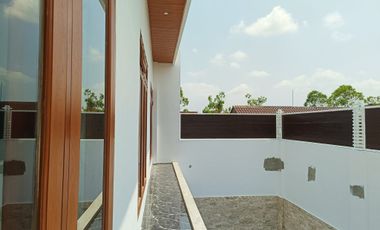 Rumah mewah sumber ada pool solo kota lokasi strategis