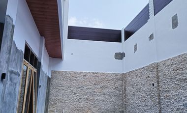 Rumah mewah sumber ada pool solo kota lokasi strategis