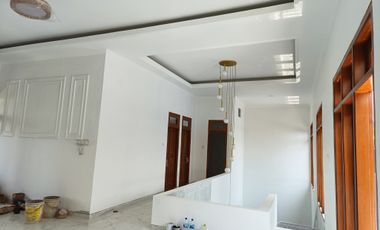 Rumah mewah sumber ada pool solo kota lokasi strategis