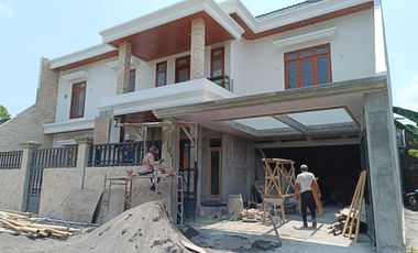 Rumah mewah sumber ada pool solo kota lokasi strategis