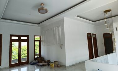 Rumah mewah sumber ada pool solo kota lokasi strategis