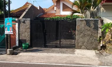 Rumah Bagus Siap Huni Tanah Luas Lokasi Kratonan Tengah Kota Solo